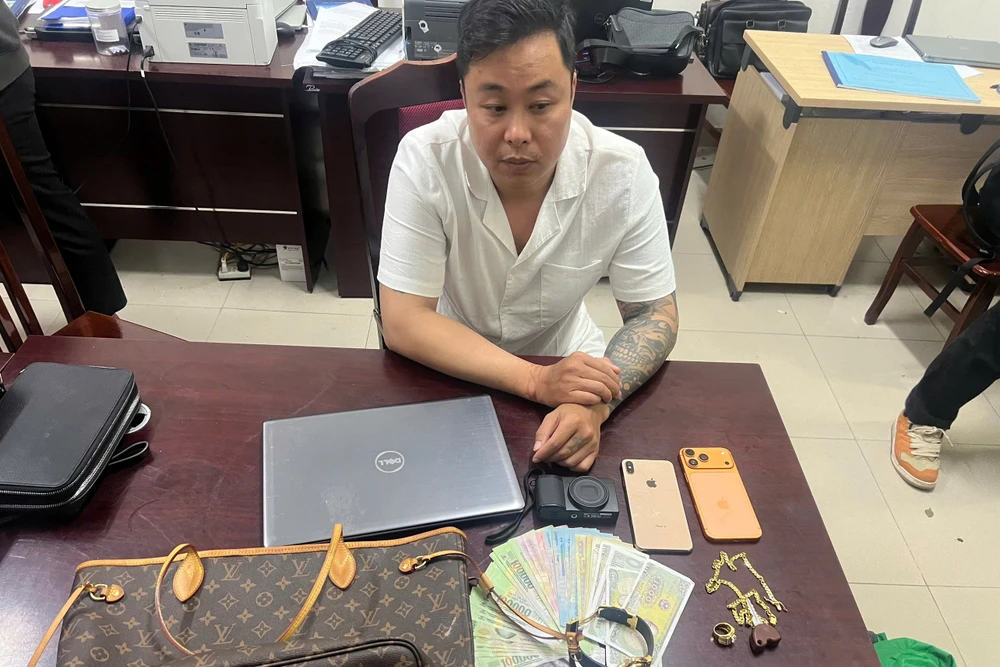 Truy 'nóng' đối tượng đập kính xe ô tô, trộm cắp tài sản trong các khu đô thị