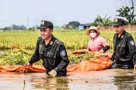 Người chiến sĩ đi vào rốn lũ 