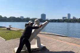 Ký ức tuổi thơ phía sau bức tường rào công viên Thống Nhất