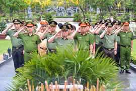 Tiếng chuông tri ân và những khoảnh khắc xúc động giữa đất thiêng Côn Đảo