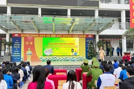 Hơn 2.200 thầy và trò trường THPT Khương Đình được tập huấn kỹ năng lái xe an toàn