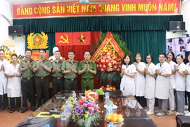 Đáp ứng tốt yêu cầu chăm sóc, bảo vệ sức khỏe cán bộ, chiến sĩ và Nhân dân