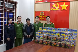 Nhân viên giao hàng chuyển phát nhanh thiết lập đường dây mua bán pháo 'khủng'