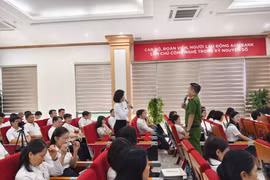 Xem giảng viên Học viện Cảnh sát tạo tình huống gay cấn tại lớp tập huấn đảm bảo an ninh hoạt động ngân hàng