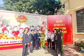 Những ‘vòng tròn thép’ lặng thầm bảo vệ an toàn ngày bầu cử