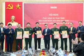 40.000 số Báo Nhân Dân Xuân Bính Ngọ đến với cán bộ, chiến sĩ biên giới, hải đảo