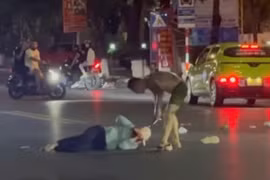 Bắt gã đàn ông say rượu hành hung dã man người phụ nữ trên đường phố