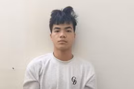  Nguyên bảo vệ bãi xe mở cửa ô tô trộm đồ