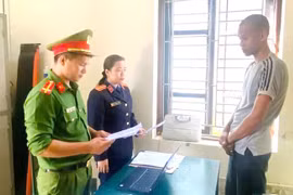 'Siêu trộm' với chiều cao khủng cắt điện, phá camera lấy tài sản