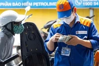 Giá xăng dầu đồng loạt tăng thêm gần 1.000 đồng/lít