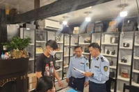 Tạm giữ hàng trăm túi xách giả mạo nhãn hiệu 