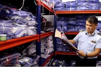 Kiểm tra điểm chứa gần 6.500 bộ quần áo nghi giả nhãn hiệu bán trên thương mại điện tử 