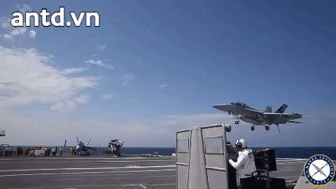 Tiêm kích F/A-18 Super Hornet hạ cánh trên tàu sân bay lớp Ford