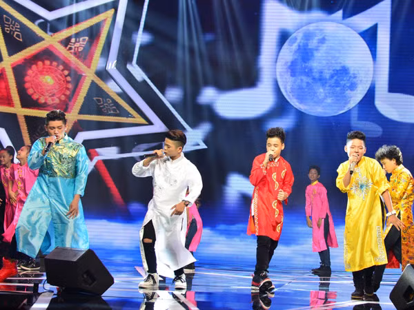 Phương Mỹ Chi vắng mặt đêm gala hội tụ thí sinh 3 mùa Giọng hát Việt nhí ảnh 1