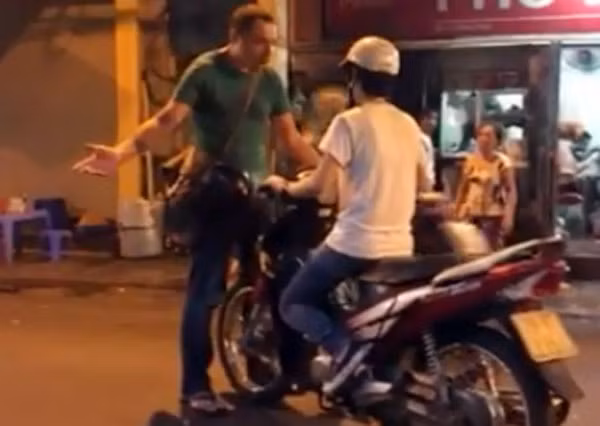 Những vụ "Tây" nổi cáu vì thói đi xe máy cẩu thả ở Hà Nội ảnh 1