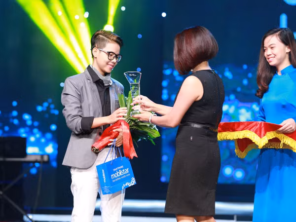 Vũ Cát Tường “vượt mặt” Bùi Anh Tuấn với bản hit “Anh và anh“ ảnh 1