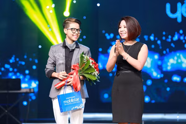 Vũ Cát Tường “vượt mặt” Bùi Anh Tuấn với bản hit “Anh và anh“ ảnh 2