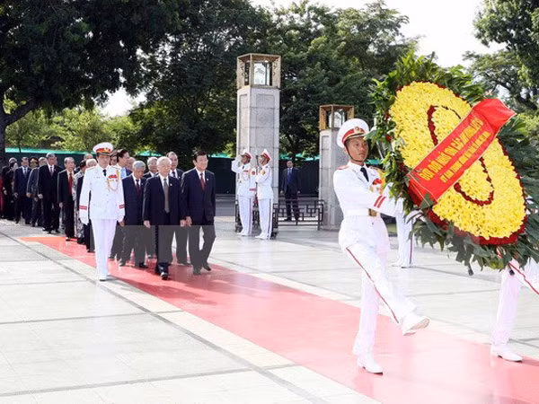 Lãnh đạo Đảng, Nhà nước viếng lăng Bác và tưởng niệm Anh hùng liệt sỹ ảnh 1