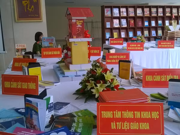 Học viện Cảnh sát nhân dân triển lãm thành tựu và sản phẩm khoa học giáo dục ảnh 1