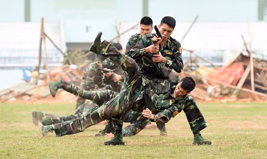 Bộ đội biên phòng Việt Nam thể hiện khả năng "mình đồng, da sắt" ảnh 4