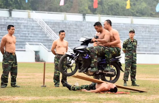 Bộ đội biên phòng Việt Nam thể hiện khả năng "mình đồng, da sắt" ảnh 9