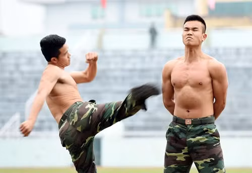 Bộ đội biên phòng Việt Nam thể hiện khả năng "mình đồng, da sắt" ảnh 6