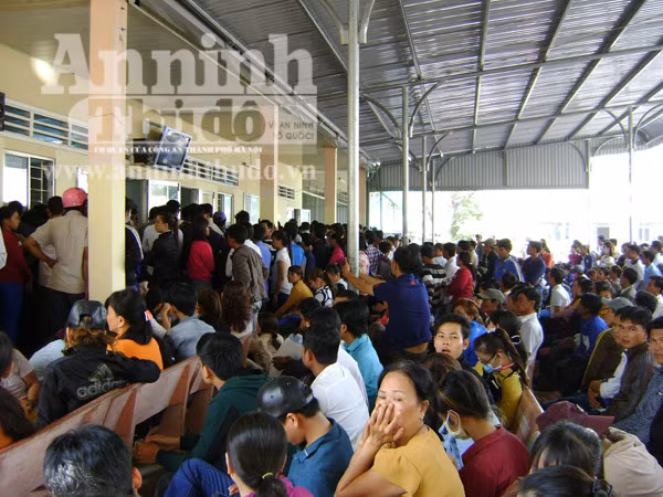 Lượng người làm CMND tăng đột biến, cán bộ làm việc đến 21h ảnh 1
