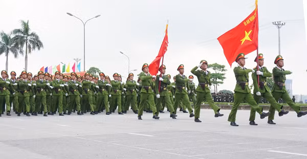 Lãnh đạo Bộ Công an thăm và động viên lực lượng luyện tập chuẩn bị buổi lễ mít tinh ảnh 16