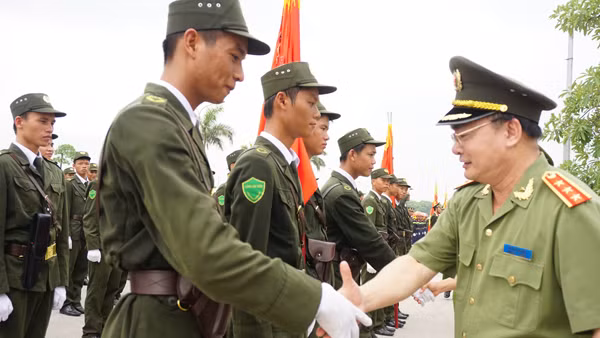 Lãnh đạo Bộ Công an thăm và động viên lực lượng luyện tập chuẩn bị buổi lễ mít tinh ảnh 3