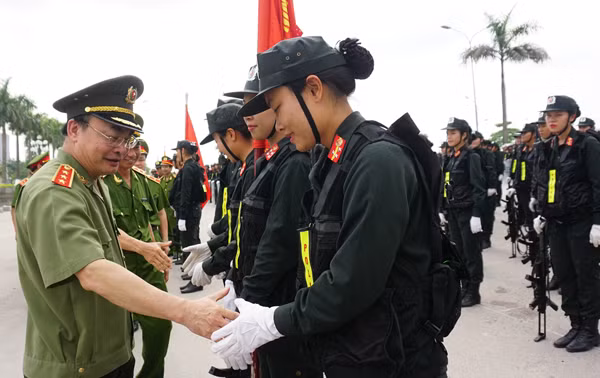 Lãnh đạo Bộ Công an thăm và động viên lực lượng luyện tập chuẩn bị buổi lễ mít tinh ảnh 2