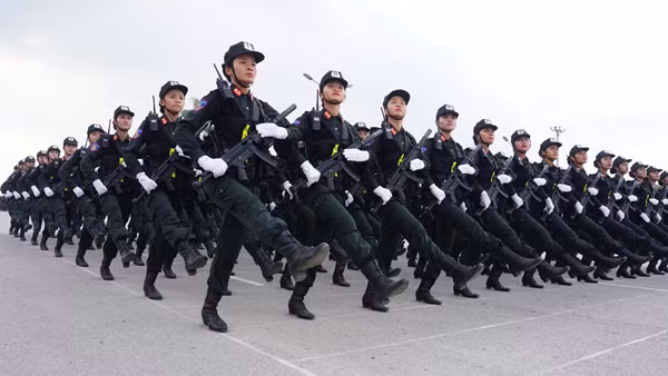 Lãnh đạo Bộ Công an thăm và động viên lực lượng luyện tập chuẩn bị buổi lễ mít tinh ảnh 10