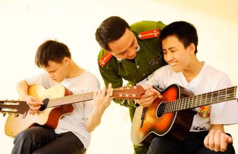Lớp học guitar cho trẻ em khiếm thị của một Thượng úy trẻ ảnh 4