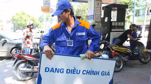 Xăng bất ngờ tăng giá thêm gần 2.000 đồng/lít ảnh 1