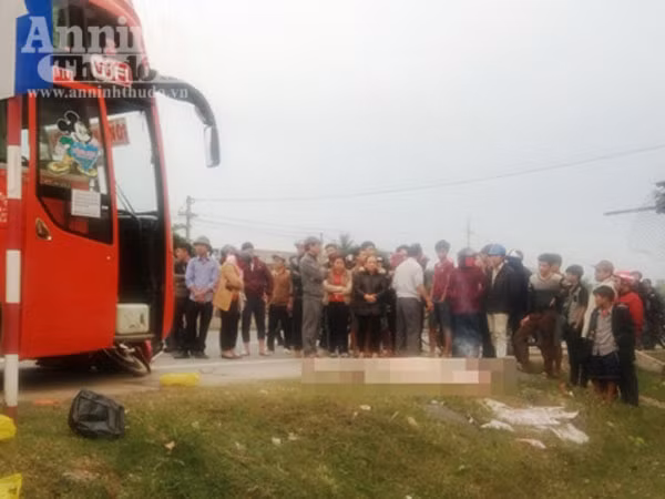Bị xe khách kéo lê gần 20m, vợ chồng ông lão 63 tuổi tử vong tại chỗ ảnh 1