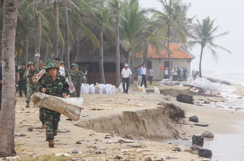 "Tây ba lô" xắn tay đắp kè, chống bão ảnh 5