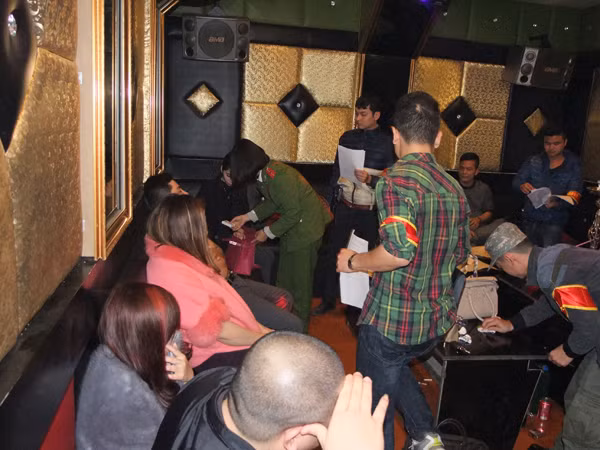 Hàng chục đôi nam, nữ điên cuồng "bay lắc" trong quán karaoke ảnh 10