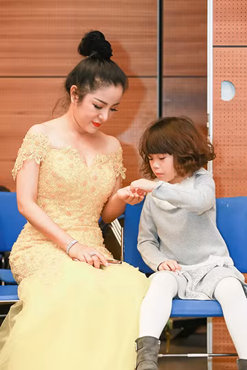 Thúy Nga "đọ dáng" cùng Hoài Linh ảnh 8