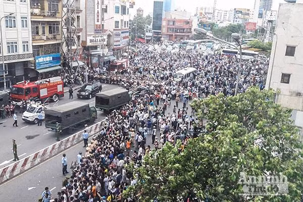 Người dân TP.HCM háo hức đón Tổng thống Mỹ Obama thăm chùa Ngọc Hoàng ảnh 7