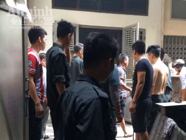 Cháy nhà trong ngõ đường Láng, CSCĐ "nhập cuộc" chữa cháy ảnh 1