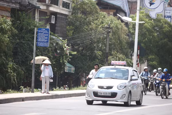 Sợ như…đợi xe buýt giữa nắng trưa ảnh 3