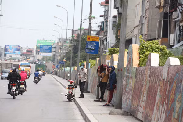 Sợ như…đợi xe buýt giữa nắng trưa ảnh 5