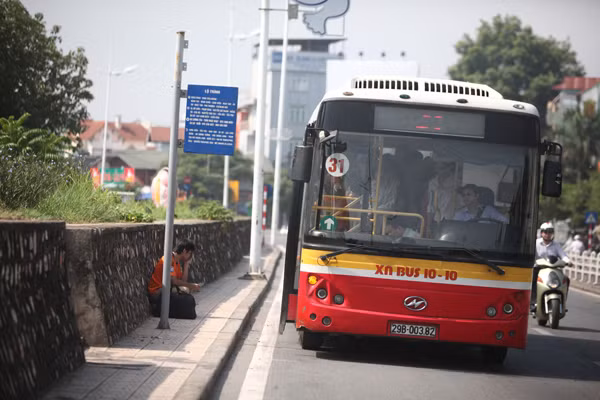 Sợ như…đợi xe buýt giữa nắng trưa ảnh 2