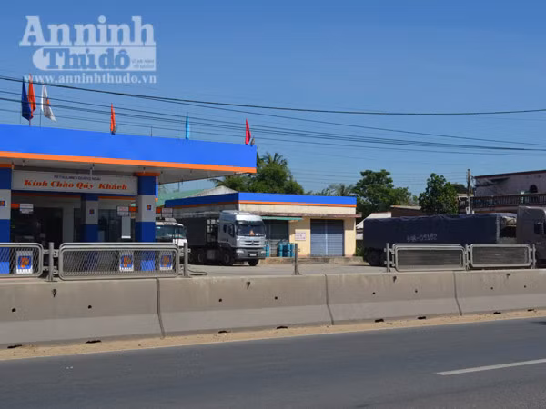 Lưới chống lóa trên QL 1A bị tháo dỡ, gây mất an toàn giao thông ảnh 1