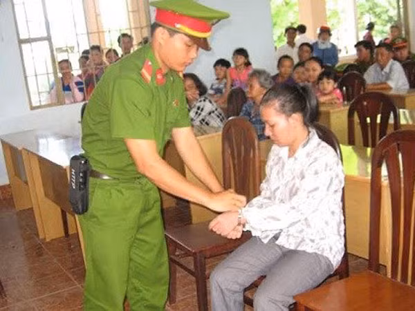 Tiêu quá 1.000 đồng, bé gái bị mẹ kế hành hạ dã man ảnh 1