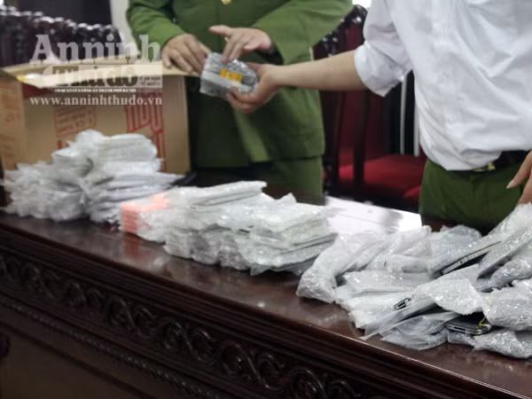 Bắt giữ hàng trăm chiếc điện thoại, máy tính bảng không rõ nguồn gốc ảnh 2