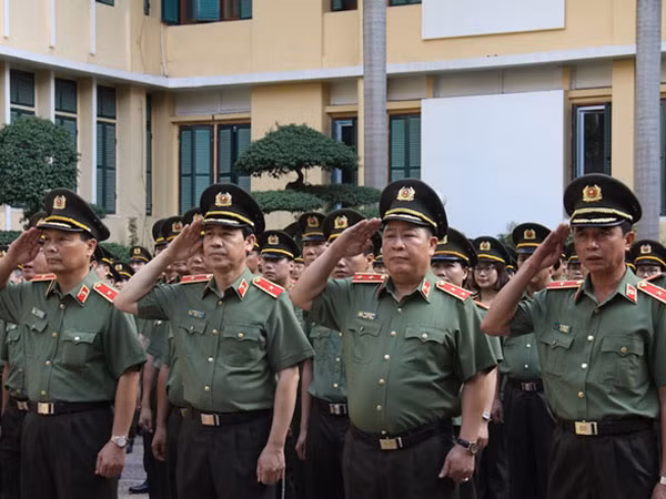 Lực lượng Công an thực hiện nghi lễ chào cờ trong trang phục mới ảnh 3