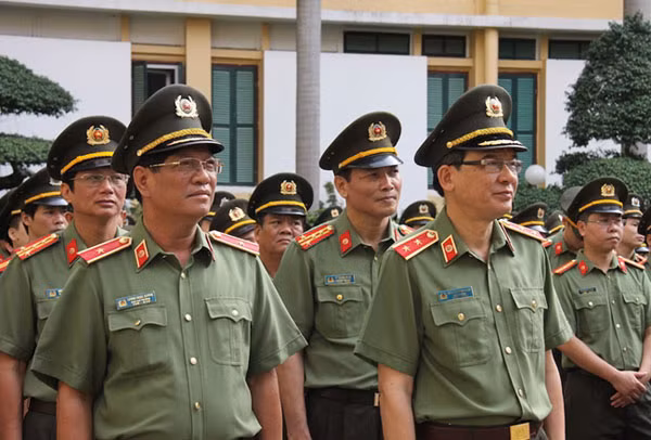 Lực lượng Công an thực hiện nghi lễ chào cờ trong trang phục mới ảnh 5