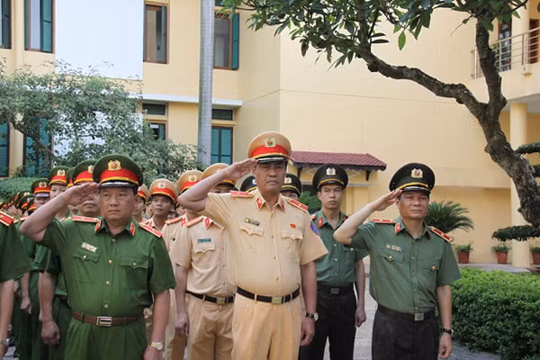 Lực lượng Công an thực hiện nghi lễ chào cờ trong trang phục mới ảnh 7