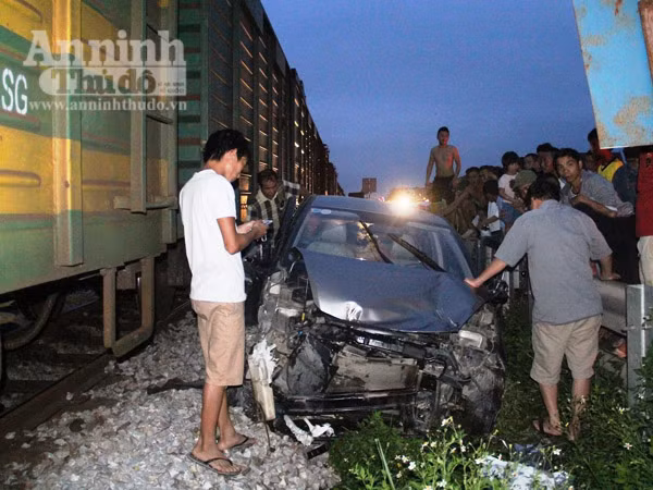 Tàu hỏa tông xe ôtô nát bét, tài xế thoát chết hy hữu ảnh 1