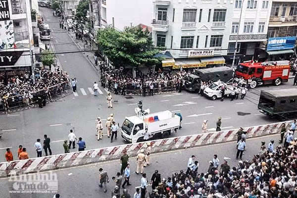 Người dân TP.HCM háo hức đón Tổng thống Mỹ Obama thăm chùa Ngọc Hoàng ảnh 5